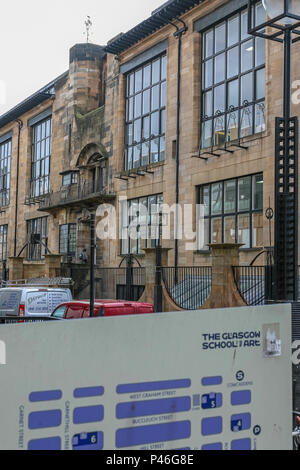 Foto genommen, bevor das Feuer von der Tür und Eingang des Charles Rennie Mackintosh Glasgow School of Art, Glasgow, Schottland, Großbritannien Stockfoto