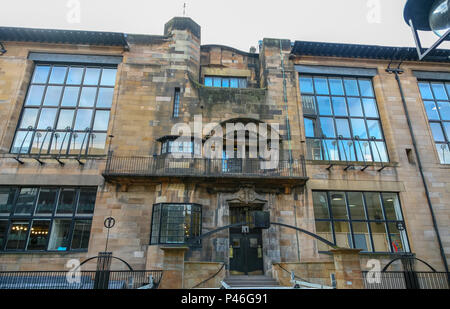 Foto genommen, bevor das Feuer von der Tür und Eingang des Charles Rennie Mackintosh Glasgow School of Art, Glasgow, Schottland, Großbritannien Stockfoto