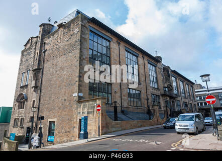 Foto genommen, bevor das Feuer von der Tür und Eingang des Charles Rennie Mackintosh Glasgow School of Art, Glasgow, Schottland, Großbritannien Stockfoto