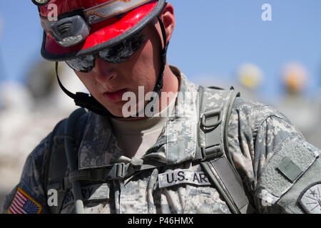 Spc. James Gentry, ein Soldat mit 19's Indiana CERFP, Erhebungen die Trümmer an einem Search und Rescue Training Website in Lod, Israel Juni 21. Die erste Reaktion der amerikanischen Streitkräfte an der Seite der Nationalen Rettungsdienstes von Israels Home Front Befehl für die Einheitsfront der internationalen Ausbildung Übung trainiert. (US Army National Guard Foto von Sgt. Evan Myers.) Stockfoto