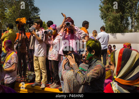 AGRA, Indien - 2. März: Holi Feier am 2. März in Agra, Indien 2018. Leute an der Feier von Holi Stockfoto