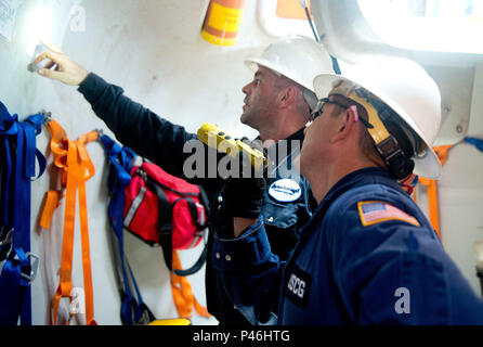 Chief Warrant Officer Eddie Martinezlopez arbeitet mit einem Mitarbeiter während der Inspektion Rettungsboote auf einer Ölplattform ca. 160 Meilen weg von Galveston, Texas, 28. Juni 2016. Inspektion von Ölplattformen stellt Unternehmen die erforderlichen Safety proceedures und bleiben im Umweltschutz Leitlinien. U.S. Coast Guard Foto von Petty Officer 3. Klasse Dustin R. Williams Stockfoto