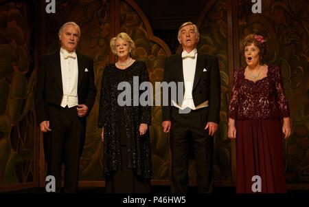 Original Film Titel: Quartett. Englischer Titel: Quartett. Regisseur: DUSTIN HOFFMAN; JULIA SOLOMONOFF. Jahr: 2012. Stars: Pauline Collins; Maggie Smith; TOM COURTENAY; Billy Connolly. Credit: SCHLAGZEILE BILDER / Album Stockfoto