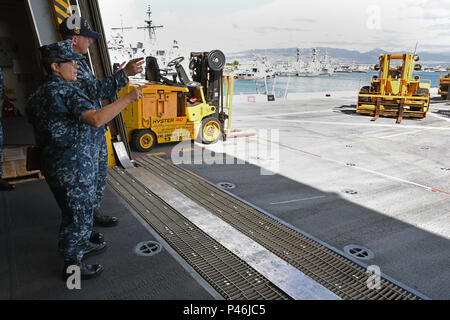 160629-N-RC 734-018 JOINT BASE Pearl Harbor - HICKAM (29. Juni 2016) - der Luftfahrt Bootsmann Mate Airman Franklin Shepard erklärt Flugbetrieb zu US Pacific Fleet Master Chief Susan Whitman während einer Tour von amphibious Transport dock Schiff USS San Diego LPD (22). San Diego ist derzeit pier Seite bei Joint Base Pearl Harbor-Hickam Vorbereitungen für Rim der Pazifik 2016 günstig. 26 Nationen, mehr als 40 Schiffe und u-Boote, mehr als 200 Flugzeugen und 25.000 Mitarbeiter an Rimpac vom 30. Juni bis 4. August, in und um die hawaiischen Inseln und Südkalifornien. Stockfoto