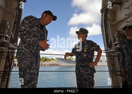 160629-N-RC 734-068 JOINT BASE Pearl Harbor - HICKAM (29. Juni 2016) - der bootsmann Mate 1. Klasse Jason Thompson Aktien ein Lachen mit US Pacific Fleet Master Chief Susan Whitman während einer Tour von amphibious Transport dock Schiff USS San Diego LPD (22). San Diego ist derzeit pier Seite bei Joint Base Pearl Harbor-Hickam Vorbereitungen für Rim der Pazifik 2016 günstig. 26 Nationen, mehr als 40 Schiffe und u-Boote, mehr als 200 Flugzeugen und 25.000 Mitarbeiter an Rimpac vom 30. Juni bis 4. August, in und um die hawaiischen Inseln und Südkalifornien. Der Welt larg Stockfoto