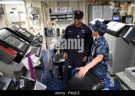 160629-N-RC 734-111 JOINT BASE Pearl Harbor - HICKAM (29. Juni 2016) - elektrogeselle 1. Klasse Justin Arroyo erklärt Zentrale Operationen zu US Pacific Fleet Master Chief Susan Whitman während einer Tour von amphibious Transport dock Schiff USS San Diego LPD (22). San Diego ist derzeit pier Seite bei Joint Base Pearl Harbor-Hickam Vorbereitungen für Rim der Pazifik 2016 günstig. 26 Nationen, mehr als 40 Schiffe und u-Boote, mehr als 200 Flugzeugen und 25.000 Angestellte beteiligen sich an Rimpac vom 30. Juni bis 4. August, in und um die hawaiischen Inseln und Südlichen Stockfoto