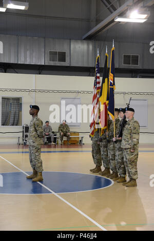 Die US-Armee Color Guard während der Änderung der Alliierten North's Battalion der Verantwortung zwischen ausgehende Befehl Sgt. Maj. Travis R. Childers und eingehenden Befehl Sgt. Maj. Alan J. Cline, in der Gemeinschaft Activity Centre, Chièvres Air Base, Belgien, 30. Juni 2016. (U.S. Armee Foto durch visuelle Information Specialist Pascal Demeuldre/Freigegeben) Stockfoto