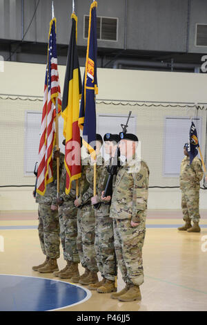 Die US-Armee Color Guard während der Änderung der Alliierten North's Battalion der Verantwortung zwischen ausgehende Befehl Sgt. Maj. Travis R. Childers und eingehenden Befehl Sgt. Maj. Alan J. Cline, in der Gemeinschaft Activity Centre, Chièvres Air Base, Belgien, 30. Juni 2016. (U.S. Armee Foto durch visuelle Information Specialist Pascal Demeuldre/Freigegeben) Stockfoto