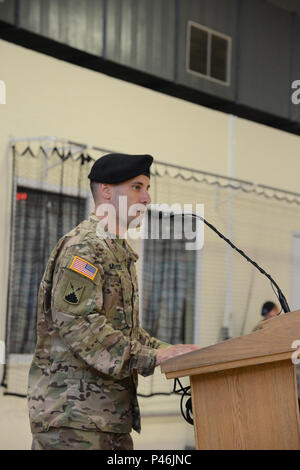 Us-Armee Oberstleutnant Michael Minaudo, Alliierten Norden Bataillonskommandeur, dank ausgehende Befehl Sgt. Maj. Travis R. Childers und begrüßt die eingehenden Befehl Sgt. Maj. Alan J. Cline, während der Change-of-verantwortung Zeremonie in Chièvres, Belgien, 30. Juni 2016. (U.S. Armee Foto durch visuelle Information Specialist Pascal DemeuldreReleased) Stockfoto