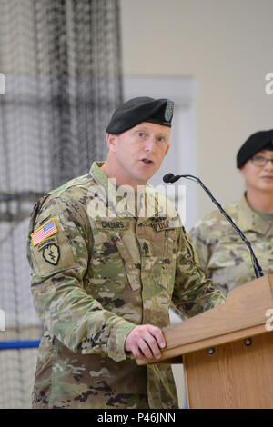 Us-Armee ausgehende Befehl Sgt. Maj. Travis R. Childers, bezieht seine Jahre mit Soldaten und zivile Mitarbeiter und dankt Ihnen während der Änderung der Alliierten North's Battalion weitergegeben - von - Verantwortung in der Gemeinschaft Activity Centre, Chièvres Air Base, Belgien, 30. Juni 2016. (U.S. Armee Foto durch visuelle Information Specialist Pascal Demeuldre/Freigegeben) Stockfoto