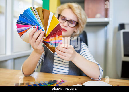 Designer bei Farbmuster auf der Suche Stockfoto