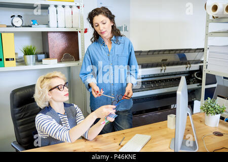 Designer auswählen Farbe für Projekt Stockfoto