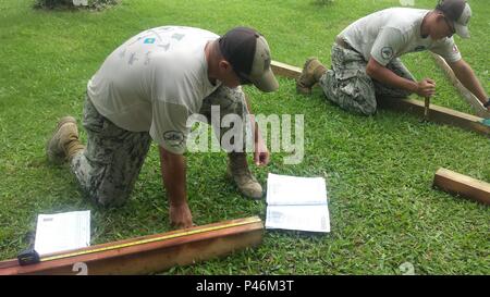 Ein Geräteführer der 3. Klasse des Naval Mobile Construction Battalion 133 Civic Action Team Palau testet am 25. Juni 2016 einen neu errichteten Spielplatz in Koror, Palau. Das Projekt, das mit lokalen Rotary Club-Partnern aufgebaut wurde, stärkt die Beziehungen zwischen den Gemeinden und bietet eine sichere Infrastruktur für Freizeitaktivitäten, während gleichzeitig das Engagement der US Navy und die Reichweite in Palau demonstriert werden. Stockfoto