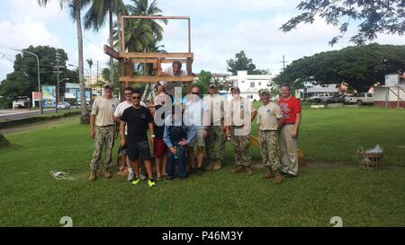 Seabees vom Naval Mobile Construction Battalion 133 Civic Action Team Palau posieren mit lokalen Rotary Club-Partnern vor einem Spielplatz, den sie gemeinsam in Koror, Palau, am 25. Juni 2016 gebaut haben. Das Projekt stärkt die Beziehungen zwischen den USA und Palau, bietet eine Infrastruktur für die Freizeitgestaltung und demonstriert bürgerliches Engagement und kollaborative Bauprojekte. Stockfoto
