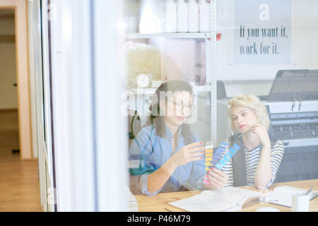 Frauen Auswahl Farbe für Projekt Stockfoto