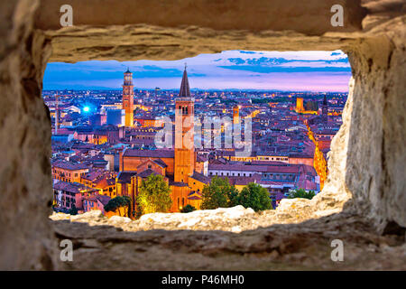 Verona historische Skyline am Abend Blick durch Stein Fenster, touristisches Ziel in der Region Venetien, Italien Stockfoto