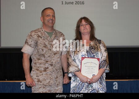 Us Marine Corps Generalleutnant Michael G. Dana, stellvertretender Kommandant, Anlagen und Logistik, posiert für ein Foto mit Sandra Smith, Data Manager, Information und Logistik, bei einer Preisverleihung im Pentagon, Arlington, Virginia, 1. Juni 2016. Smith empfing die zivilen Bund Länge des Service Award für haben für die Bundesregierung für dreißig Jahre gearbeitet. (U.S. Marine Corps Foto von Lance Cpl. Paul A. Ochoa) Stockfoto