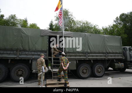 Belgische Armee Oberstleutnant Michel S. Flohimont, Commander, 6 Gruppe CIS (Kommunikations- und Informationssysteme) Besuche der U.S. Army, Cpt. Phillip R. Gilchrist und Chief Warrant Officer Patrick K. McGill, beide mit 39Th Signal Battalion, während Sie die Installation eines Internet Router sind am belgischen Standort und bis zu der belgischen Armee Sat-terminal link Basisband Sprache und Daten über ein virtuelles privates Netzwerk Wiesbaden Gateway zu erhalten. Saint Hubert, Belgien, 28. Juni 2016. Die 39Th Signal Battalion von chièvres Belgien hat eine Partnerschaft mit der belgischen Armee 6. Gruppe CIS entwickelt. Stockfoto