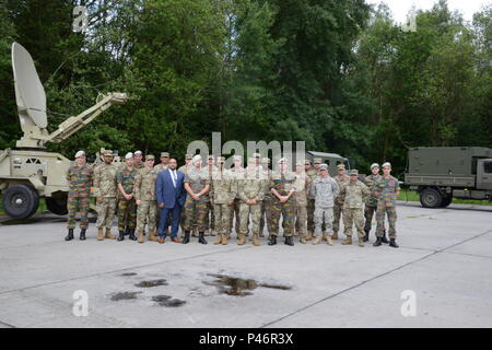 Gruppenfoto der Teilnehmer des GENESIX Betrieb kombiniert Lightning Übung. Saint-Hubert in Belgien, 28. Juni 2016. Die 39. Fernmeldebataillons Sitz in Chièvres Belgien entwickelte sich eine dauerhafte Partnerschaft mit der belgischen Armee 6. Gruppe CIS (Kommunikations- und Informationssysteme) durch die Durchführung von Training und Kommunikation Übungen kombiniert. Beide Einheiten wurden gemeinsam und erkunden technische Herausforderungen im Zusammenhang mit Interoperabilität mit der Hoffnung auf militärische Kommunikations-Systeme zu integrieren. Die Absicht der Betrieb kombiniert Blitz ist für die zwei Nationen, Satelliten zu integrieren Stockfoto