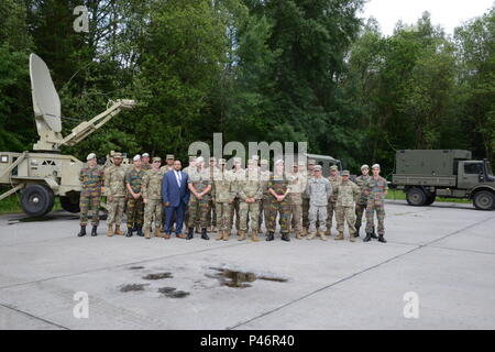 Gruppenfoto der Teilnehmer des GENESIX Betrieb kombiniert Lightning Übung. Saint-Hubert in Belgien, 28. Juni 2016. Die 39. Fernmeldebataillons Sitz in Chièvres Belgien entwickelte sich eine dauerhafte Partnerschaft mit der belgischen Armee 6. Gruppe CIS (Kommunikations- und Informationssysteme) durch die Durchführung von Training und Kommunikation Übungen kombiniert. Beide Einheiten wurden gemeinsam und erkunden technische Herausforderungen im Zusammenhang mit Interoperabilität mit der Hoffnung auf militärische Kommunikations-Systeme zu integrieren. Die Absicht der Betrieb kombiniert Blitz ist für die zwei Nationen, Satelliten zu integrieren Stockfoto