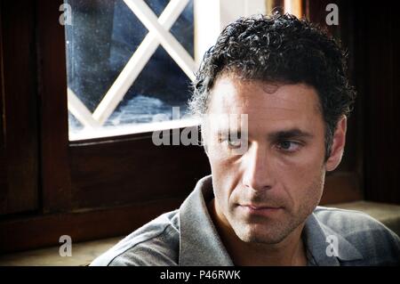 Original Film Titel: La nostra vita. Englischer Titel: UNSER LEBEN. Film Regie: DANIELE LUCHETTI. Jahr: 2010. Stars: RAOUL BOVA. Credit: CATTLEYA/Album Stockfoto