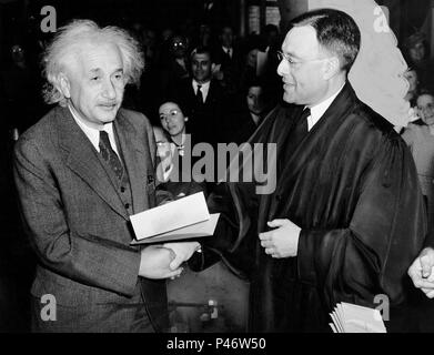 Albert Einstein erhält Zertifikat der amerikanischen Staatsbürgerschaft von Richter Phillip Forman Stockfoto