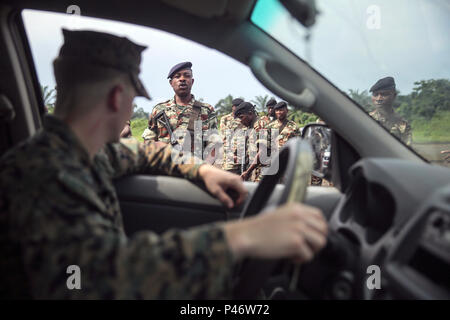 Eine kamerunische Soldaten mit füsiliere Marins et Palmeurs de bekämpfen, sagt Lance Cpl. Dustin Kitts, ein rifleman mit speziellen Zweck Marine Air-Ground Task Force Krise Response-Africa, zum Verlassen des Lkw während einer Suche fahrzeug Übung in Limbé, Kamerun, 30. Juni 2016. Marines teilen Taktiken, Techniken und Fähigkeiten mit den FORFUMAPCO Soldaten den illegalen Handel in Kamerun zu bekämpfen. (U.S. Marine Corps Foto von Cpl. Alexander Mitchell/freigegeben) Stockfoto