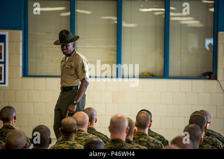 Senior Drill Instructor Gunnery Sgt. Adaecus G. Brooks stellt sich die Rekruten von platoon 3064, India Company, 3 Recruit Training Bataillon, 11. Juni 2016, auf Parris Island, S.C. Brooks, 31, ist von Baltimore. Indien Unternehmen ist zu graduieren, Sept. 2, 2016 geplant. Parris Island ist der Aufstellungsort des Marine Corps, Ausbildung rekrutieren seit Nov. 1, 1915. Heute, rund 19.000 Rekruten kommen auf Parris Island jährlich für die Chance, United States Marines werden durch dauerhafte 12 Wochen der Strenge, transformative Training. Parris Island ist die Heimat von Entry-level-Soldaten Training für angemessen Stockfoto