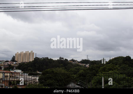 SÃO PAULO, SP - 24/12/2014: CLIMA EM SÃO PAULO - Clima encoberto na Região do Jd. Monte Kemel, Zona Sul da Kapital, na tarde de hoje. Eine previsão do Tempo para a Noite de Natal é de Tempo fechado e pencadas de chuva. (Foto: Walmor Carvalho/Fotoarena) Stockfoto