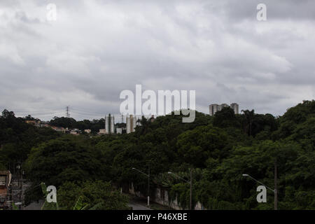 SÃO PAULO, SP - 24/12/2014: CLIMA EM SÃO PAULO - Clima encoberto na Região do Jd. Monte Kemel, Zona Sul da Kapital, na tarde de hoje. Eine previsão do Tempo para a Noite de Natal é de Tempo fechado e pencadas de chuva. (Foto: Walmor Carvalho/Fotoarena) Stockfoto