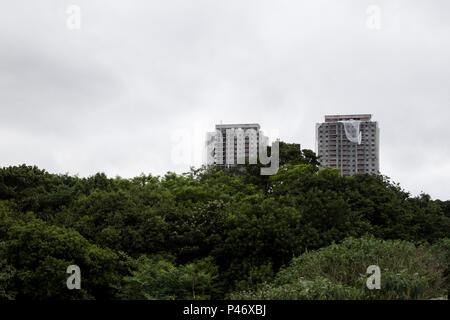 SÃO PAULO, SP - 24/12/2014: CLIMA EM SÃO PAULO - Clima encoberto na Região do Jd. Monte Kemel, Zona Sul da Kapital, na tarde de hoje. Eine previsão do Tempo para a Noite de Natal é de Tempo fechado e pencadas de chuva. (Foto: Walmor Carvalho/Fotoarena) Stockfoto