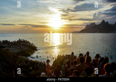 Primeiro Por do Sol Do ano na Pedra do Arpoador durante Movimentação praias do RJ realizada no Rio de Janeiro. (Foto: Joao Pedro Durão/Fotoarena) Stockfoto