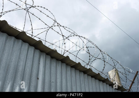 Hohe Sicherheit Stacheldraht zaun Stockfoto