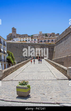 Eintrag in die Altstadt von Ibiza, die Dalt Vila. IBIZA ist eine der balearischen Inseln, die sich im Mittelmeer befinden. Stockfoto