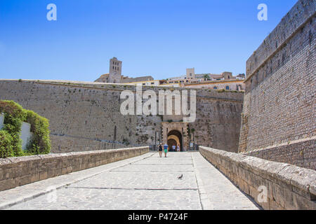 Eintrag in die Altstadt von Ibiza, die Dalt Vila. IBIZA ist eine der balearischen Inseln, die sich im Mittelmeer befinden. Stockfoto