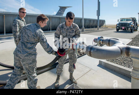 Airman First Class Connor Starr, Kraftstoffe Verteilung des Bedieners und der älteren Flieger Sarnia Trego, Kraftstoffe vorbeugende Wartung Techniker, die beide zu den 60 Logistische Bereitschaft Geschwader zugewiesen wird, Schlauch von einer R-12 Refueler Mobility Unit (R-12) ist an eine Check Point Station für eine Wartung Inspektion, Juni 10, 2016, während ein 1C Cody Merrick, Kraftstoffe Verteilung operator, 60 LRS auf aussieht. Inspektionen pflegen Betriebsbereitschaft, der Reduzierung der Wahrscheinlichkeit von Anlagenausfällen. (U.S. Air Force Foto von Heide Couch) Stockfoto