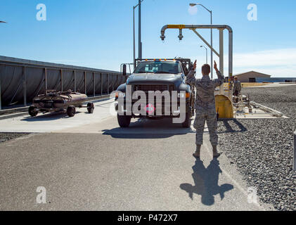 Airman First Class Connor Starr, 60 Logistische Bereitschaft Squadron, Kraftstoffe Verteilung Fahrer, Guides eine R-12 Refueler Mobility Unit (R-12), die sich aus der Inspektion Check Point nach Abschluss, 10. Juni 2016, Travis AFB, Calif. Im Gegensatz zu den SB-Tankstelle, wo die Autos und Lkw müssen bis zu der Pumpe ziehen, die Verantwortung für die Betankung von Flugzeugen fällt auf den Schultern der Brennstoffe management Flug Mitarbeiter, die bis zu den geparkten Flugzeuge Fahrzeuge, die dem Transport von abziehen. (U.S. Air Force Foto von Heide Couch) Stockfoto