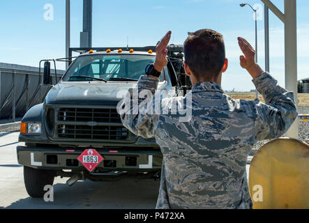 Airman First Class Connor Starr, 60 Logistische Bereitschaft Squadron, Kraftstoffe Verteilung Fahrer, Guides eine R-12 Refueler Mobility Unit (R-12), die sich aus der Inspektion Check Point nach Abschluss, 10. Juni 2016, Travis AFB, Calif. Im Gegensatz zu den SB-Tankstelle, wo die Autos und Lkw müssen bis zu der Pumpe ziehen, die Verantwortung für die Betankung von Flugzeugen fällt auf den Schultern der Brennstoffe management Flug Mitarbeiter, die bis zu den geparkten Flugzeuge Fahrzeuge, die dem Transport von abziehen. (U.S. Air Force Foto von Heide Couch) Stockfoto