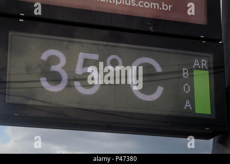 SÃO PAULO, SP - 12/01/2015: CLIMA EM SÃO PAULO Relógio de Rua marca 35° na Praça Severino Carossa, cruzamento com a Avenida Prof. Francisco Morato, Zona SUl da Kapital. Eine previsão do Tempo para hoje é de Sol e Altas, com Fortes pancadas temperaturas de chuva à tarde e à Noite. (Foto: Walmor Carvalho/Fotoarena) Stockfoto