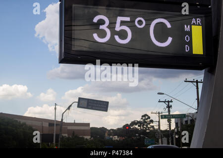 SÃO PAULO, SP - 12/01/2015: CLIMA EM SÃO PAULO Relógio de Rua marca 35° na Praça Severino Carossa, cruzamento com a Avenida Prof. Francisco Morato, Zona SUl da Kapital. Eine previsão do Tempo para hoje é de Sol e Altas, com Fortes pancadas temperaturas de chuva à tarde e à Noite. (Foto: Walmor Carvalho/Fotoarena) Stockfoto