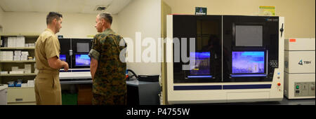 20160628-N-CE 595-030 JOINT BASE Pearl Harbor - HICKAM, HAWAII - US Navy Lieutenant Cmdr. Michael Andersen, Zahnarzt, Links, zeigt der Computer Aided Design und Computer Aided Manufacturing (CAD-CAM) Stand der digitalen Zahnheilkunde Ausrüstung zum hinteren Adm. Stephen Pachuta, medizinischer Offizier der Marine Corps während des Besuchs von pachuta Naval Gesundheit Klinik Hawaii. Die Makalapa zahnmedizinische Klinik hat eine Reihe modernster Labortechnik im Wesentlichen zu fabrizieren, jede Art von Restaurationen oder Prothesen, Kronen, Veneers, Zahnersatz, Brücken, Zahnersatz Implantat, Adjutanten für geführte gehören Stockfoto