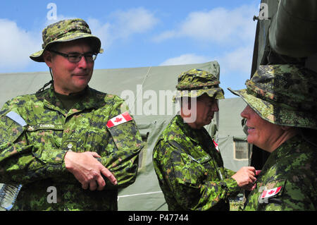 Kanadische Armee Oberst John Conrad, der Kommandant der Brigade 41 kanadische Gruppe, erfüllt mit der Kanadischen Armee Prokurist Sgt. Elsa-Luft bei Forward Operating Base Custer, Custer, S.D., 15. Juni 2016. Die goldenen Coyote Übung ist eine dreiphasige, Szenario-driven Übung in den Black Hills von South Dakota und Wyoming, mit dem Kommandanten auf der Mission wesentliche Anforderungen der Aufgabe, Krieger Aufgaben und Übungen zu konzentrieren. (U.S. Armee Foto von SPC. Robert West/Freigegeben) Stockfoto