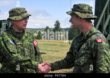 Kanadische Armee Oberst John Conrad, der Kommandant der Brigade 41 kanadische Gruppe trifft sich mit der Kanadischen Armee 2. Lt Chorney zeichnete der 41 Signale Regiment aus Calgary, Alberta, als Teil des Golden Coyote am Vorwärts Operating Base Custer, Custer, S.D., 15. Juni 2016. Die goldenen Coyote Übung ist eine dreiphasige, Szenario-driven Übung in den Black Hills von South Dakota und Wyoming, mit dem Kommandanten auf der Mission wesentliche Anforderungen der Aufgabe, Krieger Aufgaben und Übungen zu konzentrieren. (U.S. Armee Foto von SPC. Robert West/Freigegeben) Stockfoto