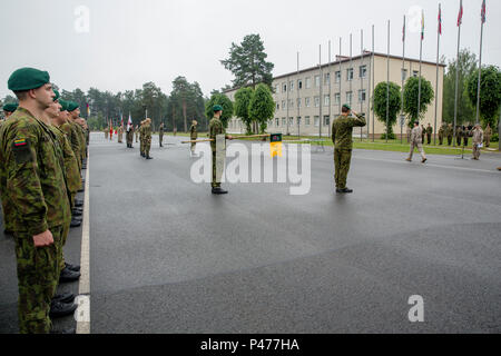 NATO-Verbündeten Vereinen für die kollektive Verteidigung Europas. (U.S. Marine Corps Foto von Cpl. Kelly L. Straße, 2 D MARDIV COMCAM/Freigegeben) USA und NATO-Verbündeten begrüssen als lettische Brig. Gen. Ainars Ozolins, Direktor für die Übung Übung Sabre Streik 16, Spaziergänge auf der Parade Deck für den Start der schließenden Zeremonie an Bord Adazi Militärbasis, Lettland, 21. Juni 2016. Die Einheit zwischen Verbündeten sorgt für die kollektive Verteidigung Europas. (U.S. Marine Corps Foto von Cpl. Kelly L. Straße, 2 D MARDIV COMCAM/Freigegeben) Stockfoto