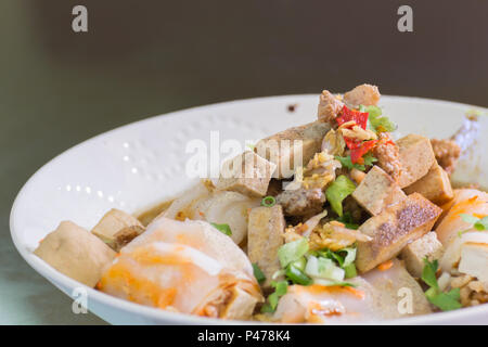 Close up Nudel Essen im thailändischen Stil, frisches Gemüse und Hackfleisch Schwein Soße Reis Blatt rollen. Stockfoto