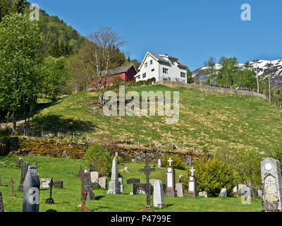 Typisch norwegische Häuser in Norwegen Fjord, Stockfoto