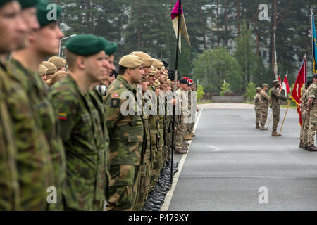 Die NATO-Verbündeten demonstrieren Einheit und Zusammenarbeit durch gemeinsame Übungen und Schulungen, wobei die Partnerschaften zwischen dem Vereinigten Königreich, den Königlichen Kommandos, Litauen, Norwegen, Polen, und das U.S. Marine Corps. Die Übungen konzentrieren sich auf Interoperabilität, taktische Operationen und multinationale Koordination und fördern professionelle militärische Beziehungen und gegenseitige Verteidigungsbereitschaft. Die alliierten Streitkräfte pflegen kollaborative Verteidigungsstrategien, gemeinsame Schulungen und operative Vorbereitung, um die Ziele der NATO und die regionale Sicherheit zu unterstützen. Stockfoto