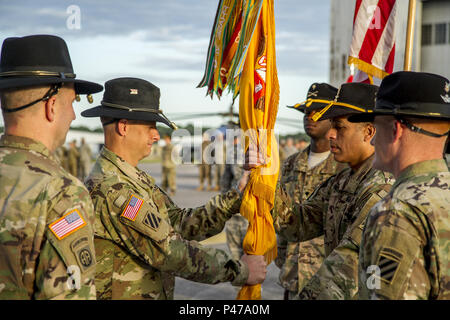 Oberstleutnant Phillip Lamm, Commander, 3.Staffel, 17 Cavalry Regiment, 3 Combat Aviation Brigade Hände das geschwader Farben zu Command Sgt. Maj. Michael J. Arceneaux, command Sergeant Major, 3 Gruppe, 17. Cav. Regt die während eines Befehls Zeremonie auf Hunter Army Airfield Juni 20. (Foto von SPC. Scott Lindblom, 3 CAB Public Affairs) Stockfoto