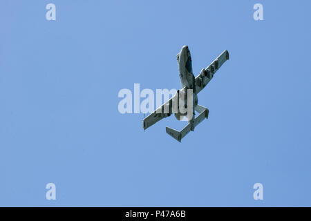 Eine A - 10C Thunderbolt II aus der 107. Fighter Squadron fliegt über Tallinn, Estland 21. Juni 2016. US-Truppen sind in Europa, die Teilnahme an Saber Strike 16; eine langjährige, unter der Regie von US Joint Chiefs Of Staff, US-Army in Europa führte Genossenschaft-Übung, die jährlich seit 2010 durchgeführt hat.  Das diesjährige Übung konzentriert sich auf die Förderung der Interoperabilität mit Verbündeten und regionalen Partnern. Den Vereinigten Staaten hat dauerhafte Interesse an Frieden und Wohlstand in Europa zu unterstützen und stärken die Stärke und Vitalität der NATO, die für die globale Sicherheit kritisch ist. (US Air Force ph Stockfoto