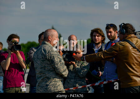 Lokale Reporter Interview Brig. Gen John D. Slocum, 127 Wing Commander 21. Juni 2016 in Tallinn, Estland. Die US-Streitkraefte in Europa die Teilnahme an Sabre Streik 16; eine langjährige, US-Generalstabs, U.S. Army Europe - LED-kooperative Ausbildung übung, die seit 2010 jährlich durchgeführt wurde. Die diesjährige Übung wird auf der Förderung der Interoperabilität mit Verbündeten und Partnern in der Region konzentrieren. Die Vereinigten Staaten haben dauerhafte Interessen bei der Förderung von Frieden und Wohlstand in Europa und die Stärkung der Kraft und Vitalität der NATO, die mit der globalen Sicherheit entscheidend ist. (U.S. Ai Stockfoto